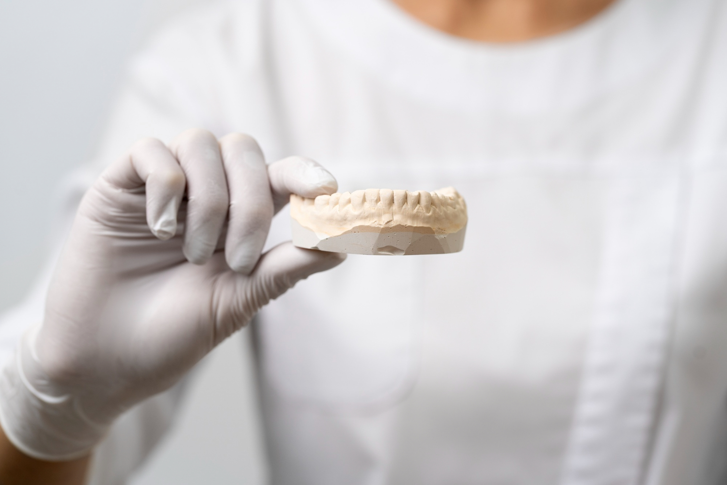 Gips dentystyczny w pracowni protetycznej – rodzaje, klasy i najważniejsze parametry